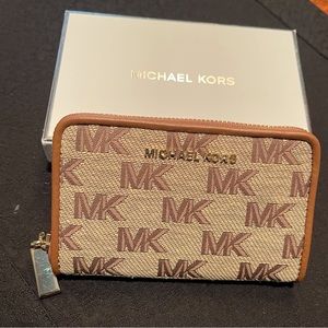 Michael Kors - NEW IN BOX! Jet Set zippered card holder. Neutral! Great gift .